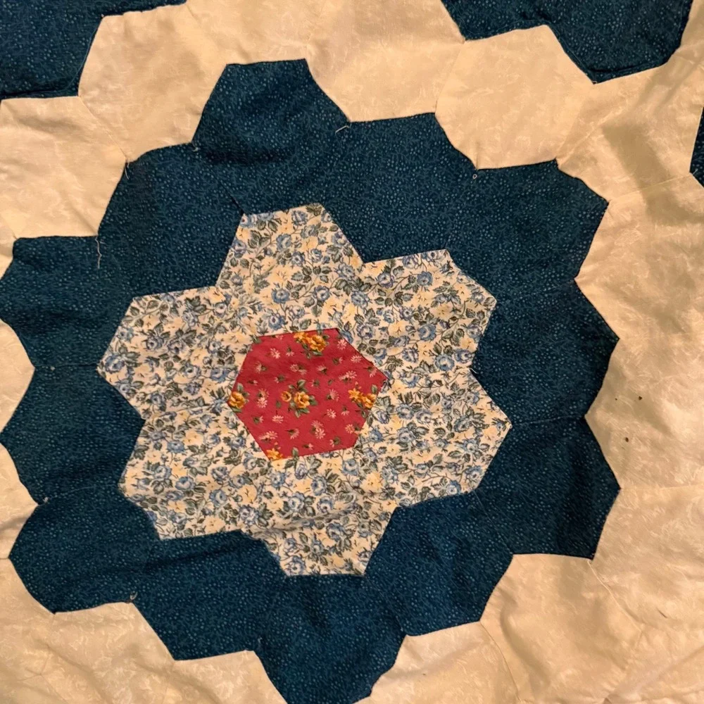 1.a.0.0.0.1.a Vtg Grandmothers Flower Garden Quilt 81x98 Hand Pieced Quilted